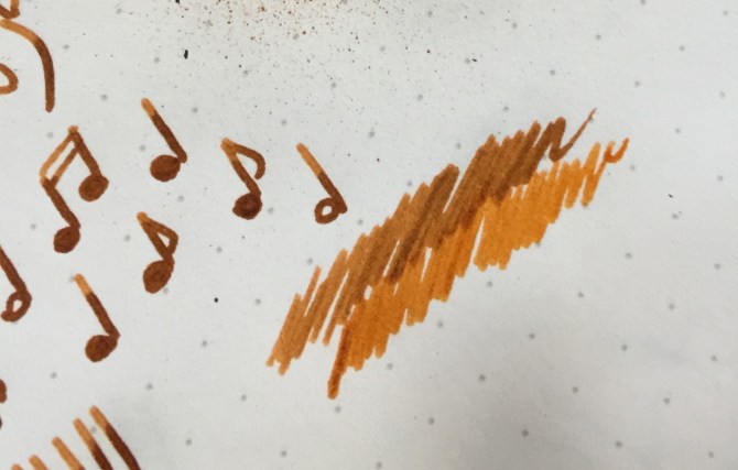 KWZ Ink Galusowa Mandarynka - porównanie atramentu świeżo nałożonego na papier oraz warstwy wyschniętej.