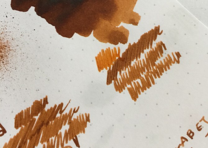 KWZ Ink Galusowa Mandarynka - porównanie atramentu świeżo nałożonego na papier oraz warstwy wyschniętej.