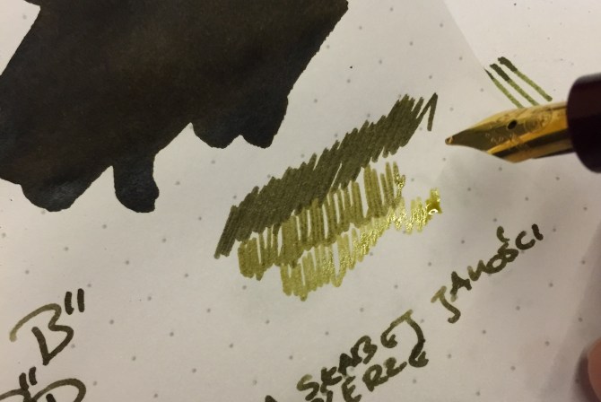 KWZ Ink Galusowa Mandarynka - porównanie atramentu świeżo nałożonego na papier oraz warstwy wyschniętej.